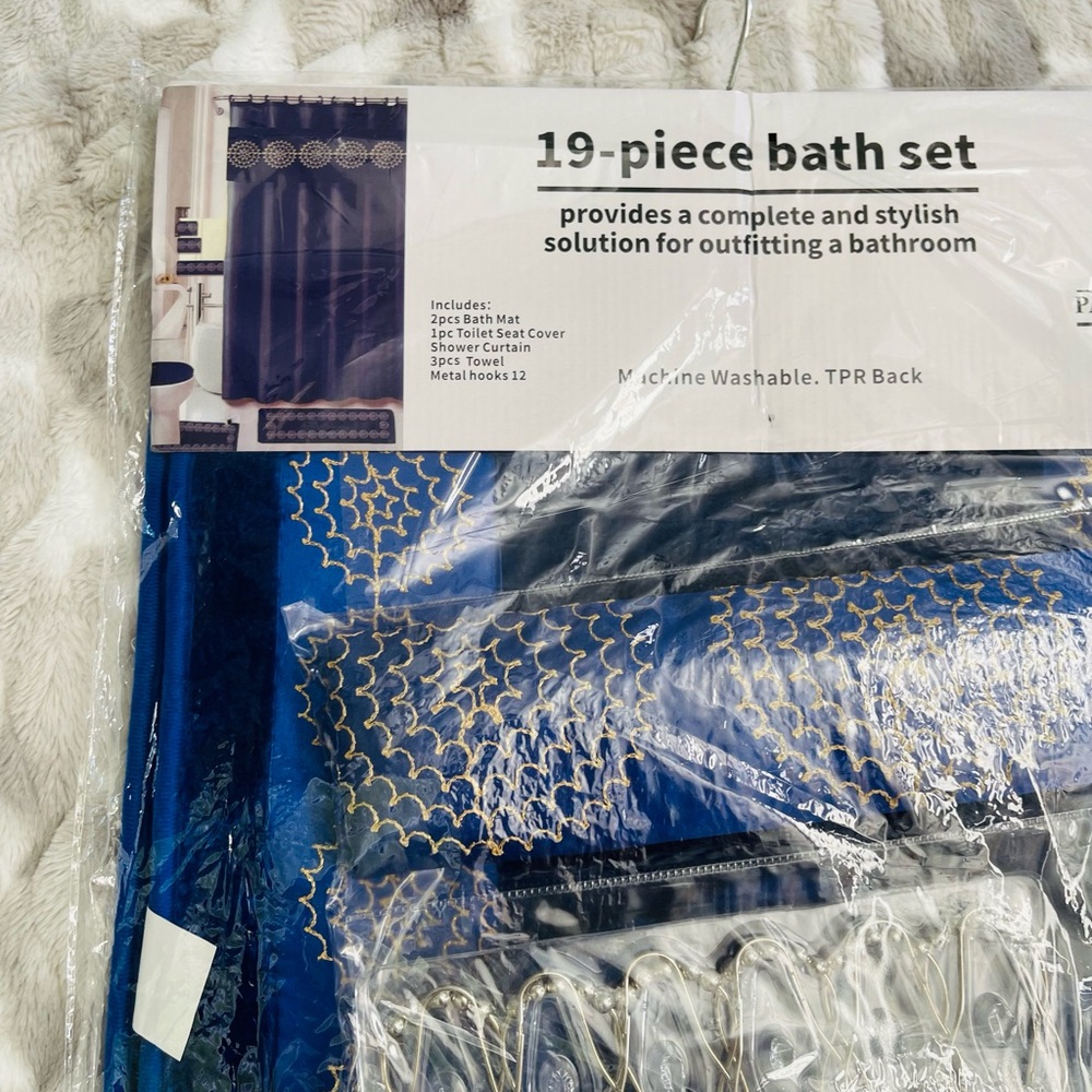 Luxurious Navy and White 19-Piece Bath Set